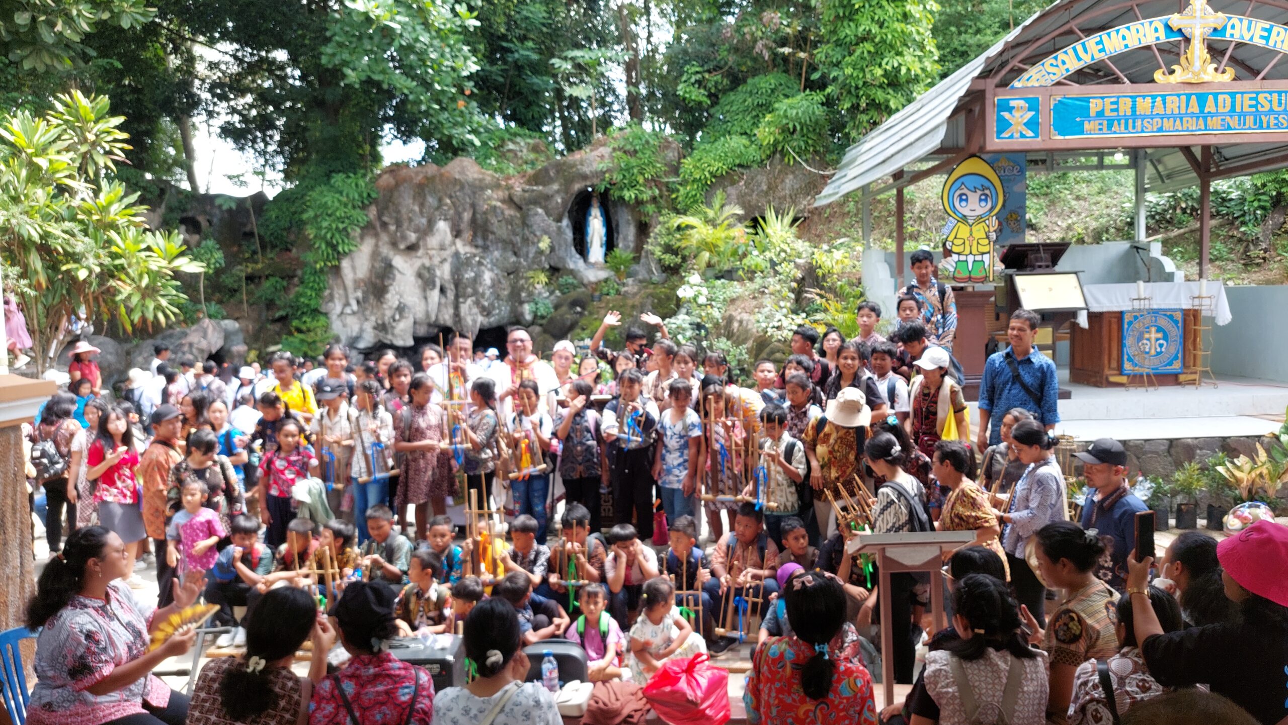 Paduan Suara Xaverius Terbanggi Besar Meriahkan Misa di Goa Maria Fajar Mataram dengan Angklung dan Gitar!